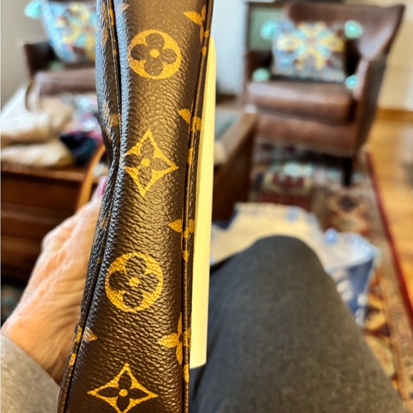 Brand new LV pochette monogram purse - Picture 2 of 10